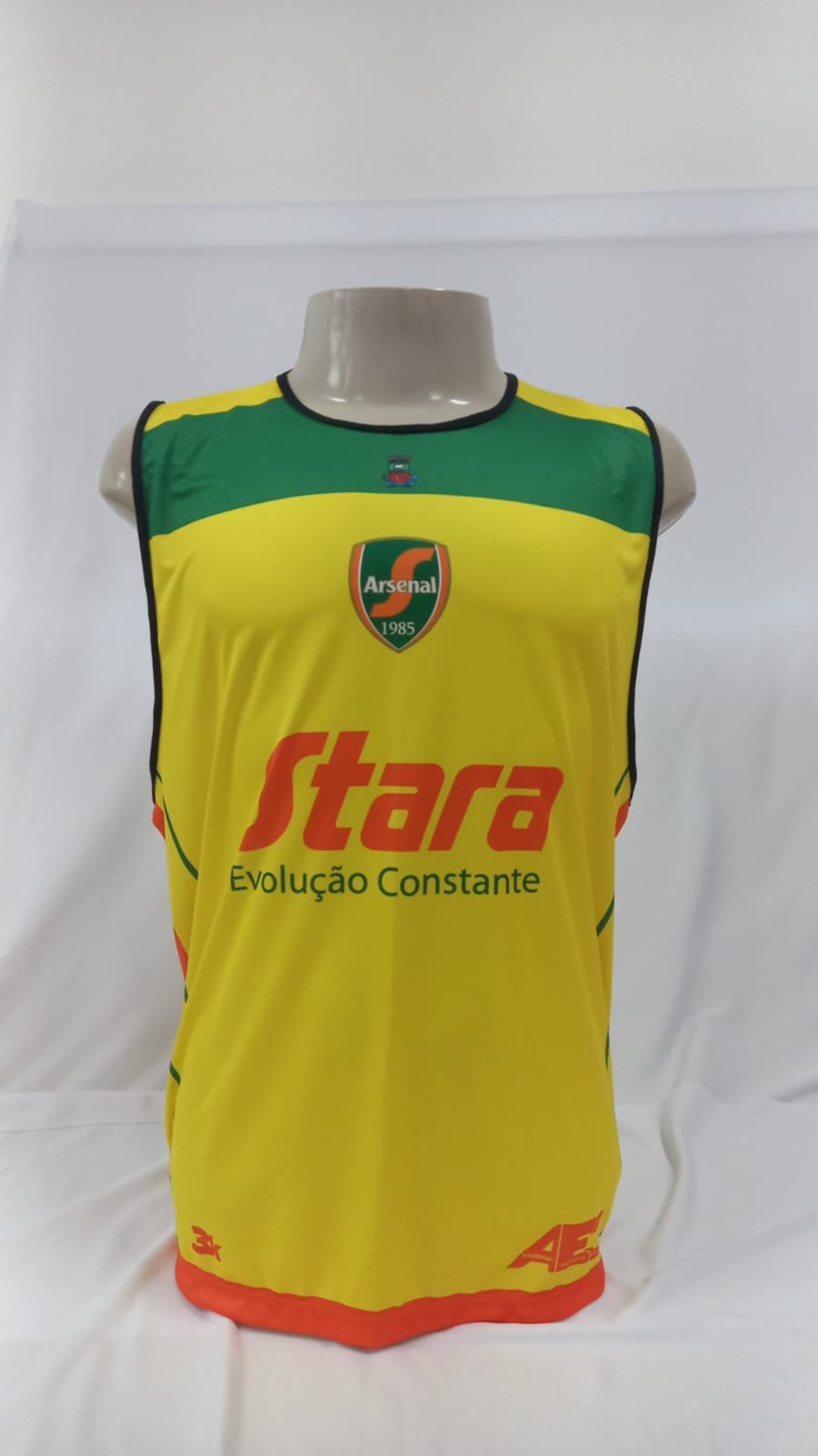 Regata de futebol personalizada para o time Arsenal, produzida pela 3K Uniformes